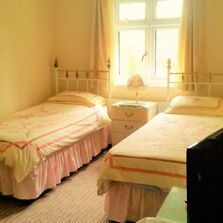 Bed and Breakfast Oaklands Аксбрідж Екстер'єр фото